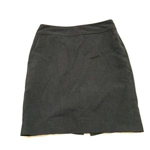 Slim short pencil skirt.